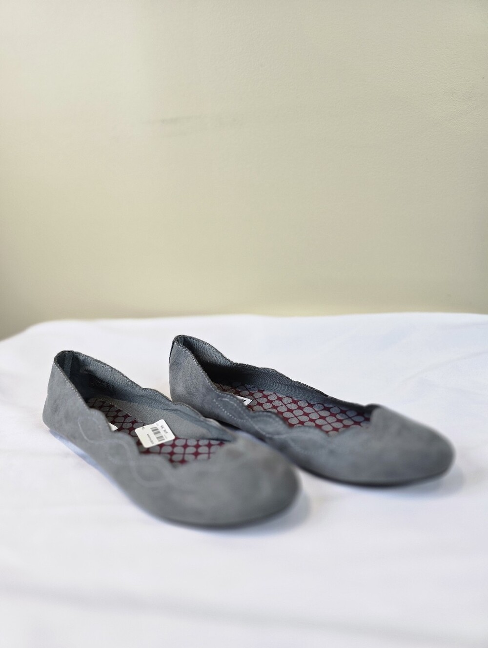 NWT Faux Suede Gray Women's Scalloped Ballet Flats Size 10
